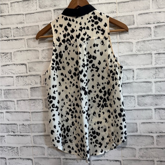 Women’s Trina Turk sleeveless b&w 100-% silk animal print collared top Medium - Picture 2 of 4